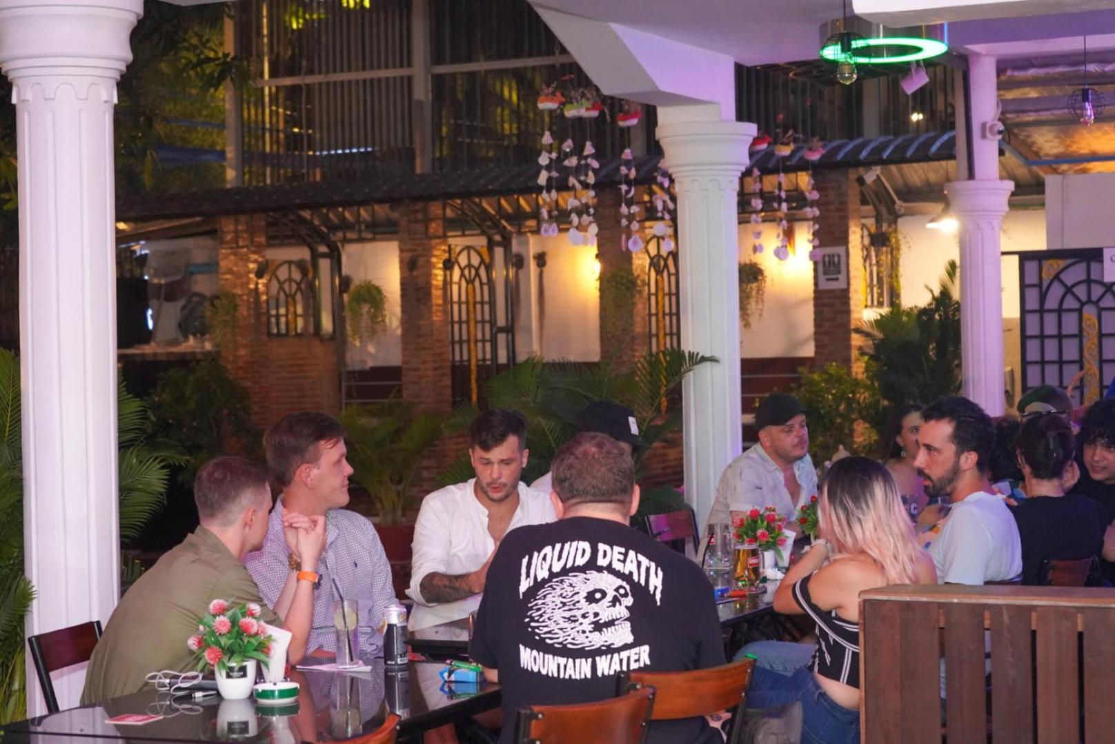 Bliss & Beats Hostel Phnom-Penh Buitenkant foto
