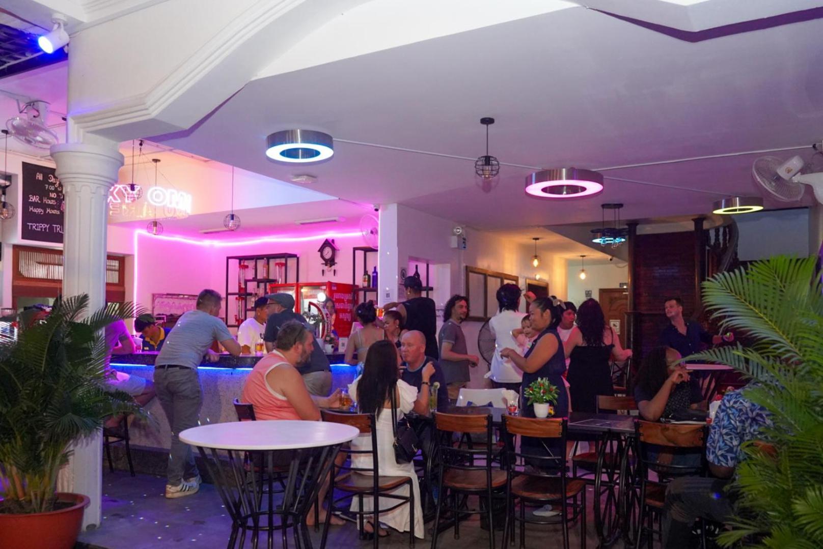 Bliss & Beats Hostel Phnom-Penh Buitenkant foto